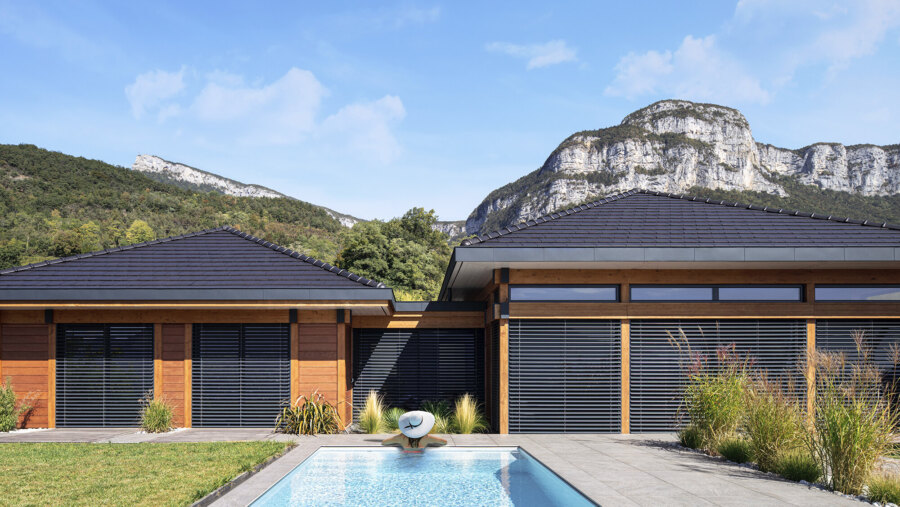 Brise-soleil orientables Lamisol Griesser sur une maison contemporaine