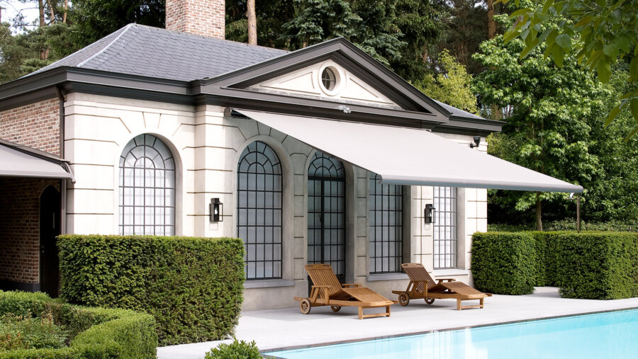 Store banne Opal Design Griesser déployé au-dessus d’une terrasse