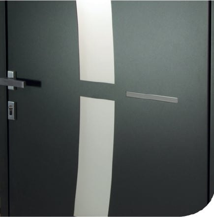 Détail de motif et de poignée d’une porte aluminium et mixte SYbaie